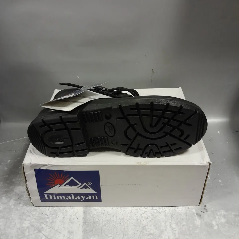 BOXED PAIR OF HIMALAYAN SAFETY BOOTS IN BLACK SIZE 7