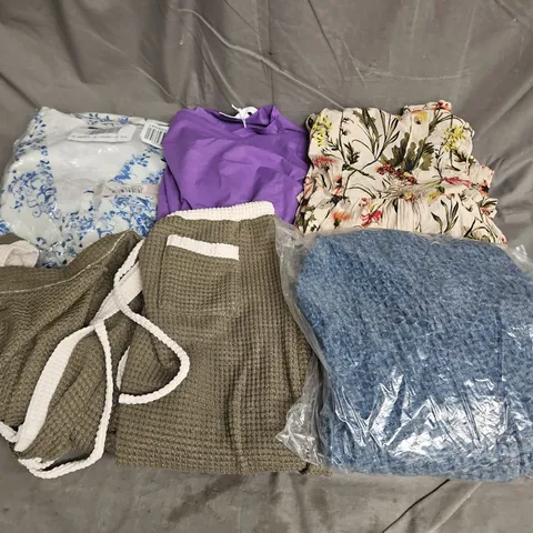 BOX OF APPROXIMATELY 20 ASSORTED CLOTHING ITEMS TO INCLUDE - TOPS - DRESS - 2PC SET - ETC