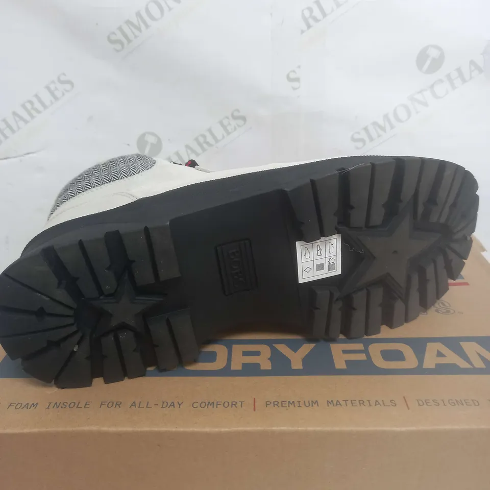 BOXED SKETCHERS BOBS HIKER BOOTS IN OFF WHITE - SIZE 6 