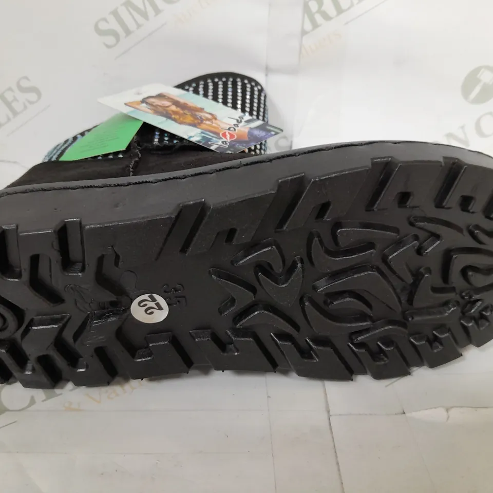 24 PAIRS OF LAMBADA 323 BOOTS IN BLACK IN ASSORTED SIZES