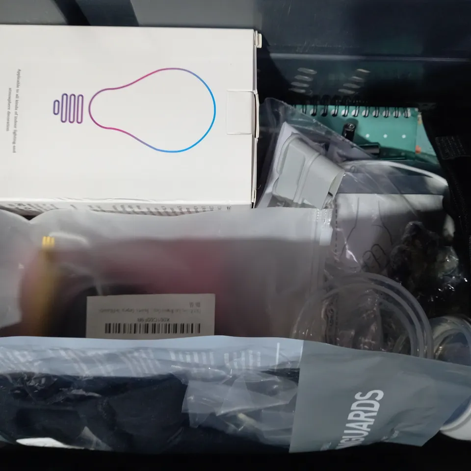 LOT OF APPROXIMATELY 10 ASSORTED HOUSEHOLD ITEMS TO INCLUDE DESIGNER SCENTED CANDLE, EP LIGHT BULB, REFILLABLE BUTANE FLAME, ETC