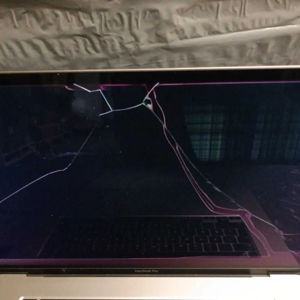 UNBOXED APPLE MACBOOK PRO 13" ALUMINIUM LAPTOP WITH CRACKED SCREEN - A2141