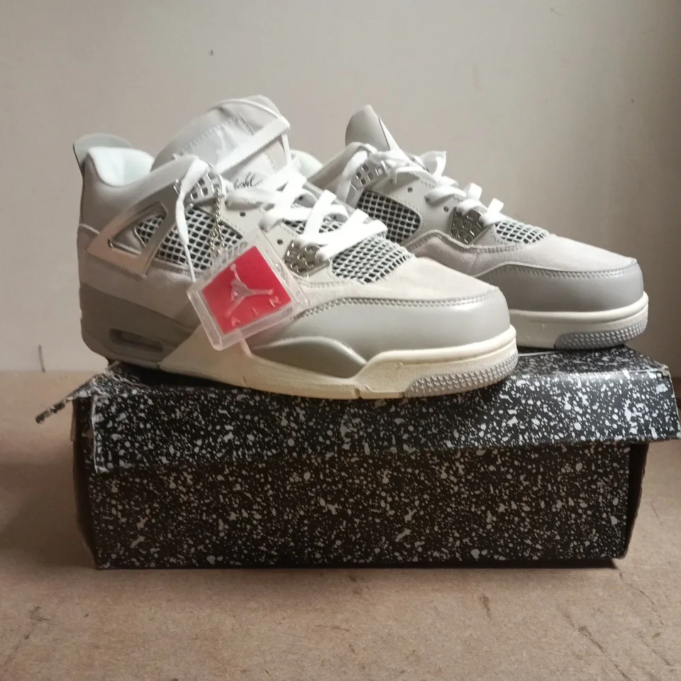 BOXED PAIR OF AIR JORDAN 4 RETRO TRAINERS IN GREY SIZE UK 10
