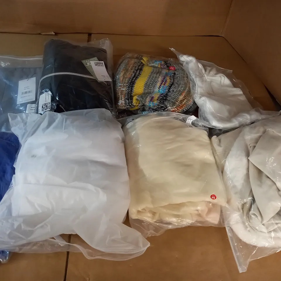 LARGE QUANTITY OF ASSORTED BAGGED CLOTHING ITEMS 