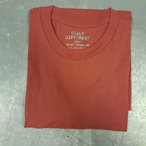 BUILT DIFFERENT CREW NECK T-SHIRT IN MINERAL RED SIZE LARGE