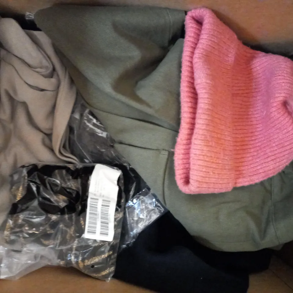 BOX OF APPROXIMATELY 10 ASSORTED CLOTHING AND FASHION ITEMS TO INCLUDE DESIGNER KNITTED CARDIGAN IN WHITE/RED/BLACK SIZE UNSPECIFIED, DESIGNER JUMPER IN GREEN SIZE XL, ETC