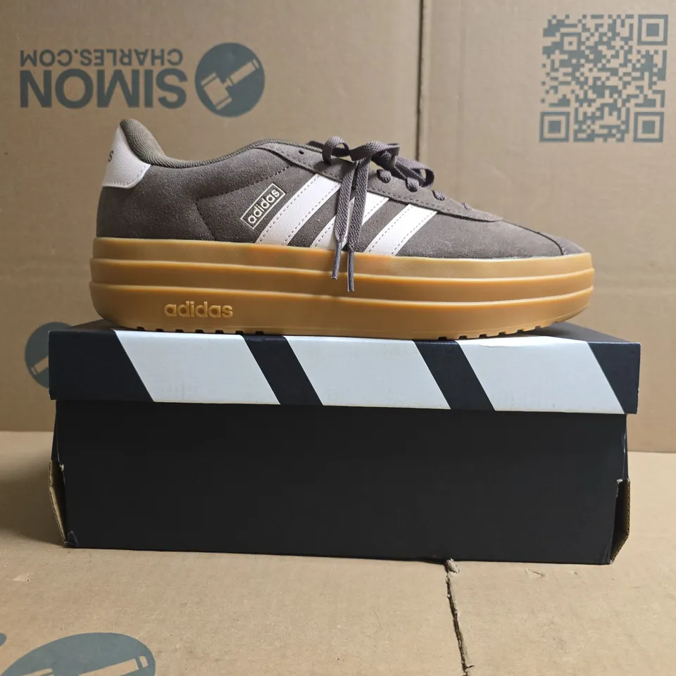 BOXED PAIR OF ADIDAS VL COURT BOLD TRAINERS IN BROWN/PALE PINK SIZE UK 8.5