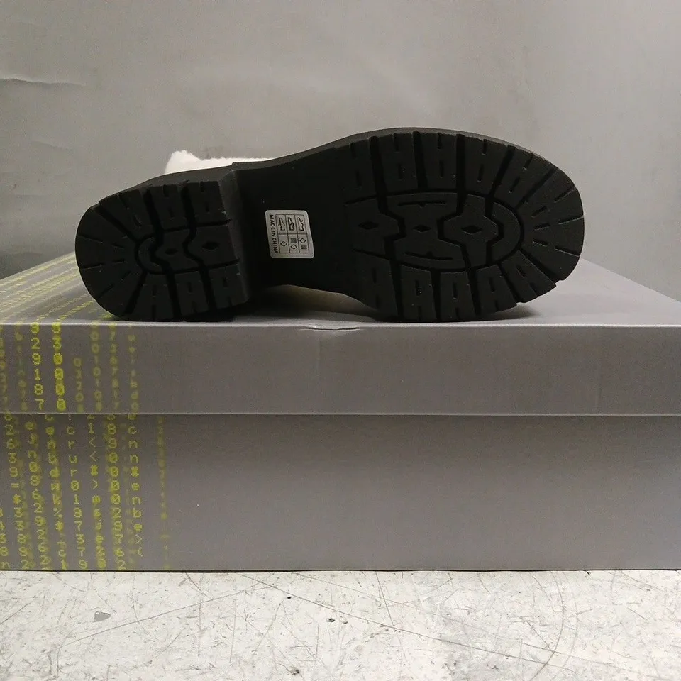 BOXED PAIR OF KOI TEXEL SHEARLING SWITCH BOOTS IN BLACK SIZE UK 5
