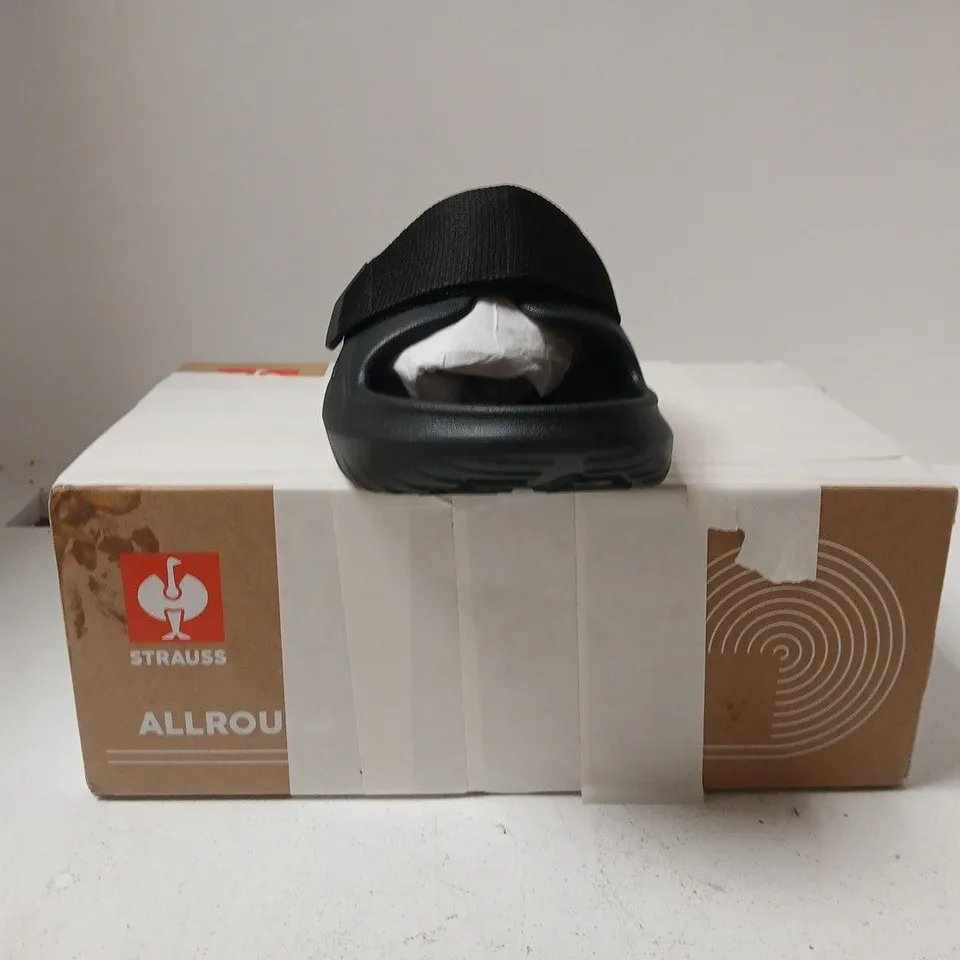 BOXED PAIR OF STRAUSS OPEN TOE FOOT BED SANDALS IN BLACK SIZE EU 42