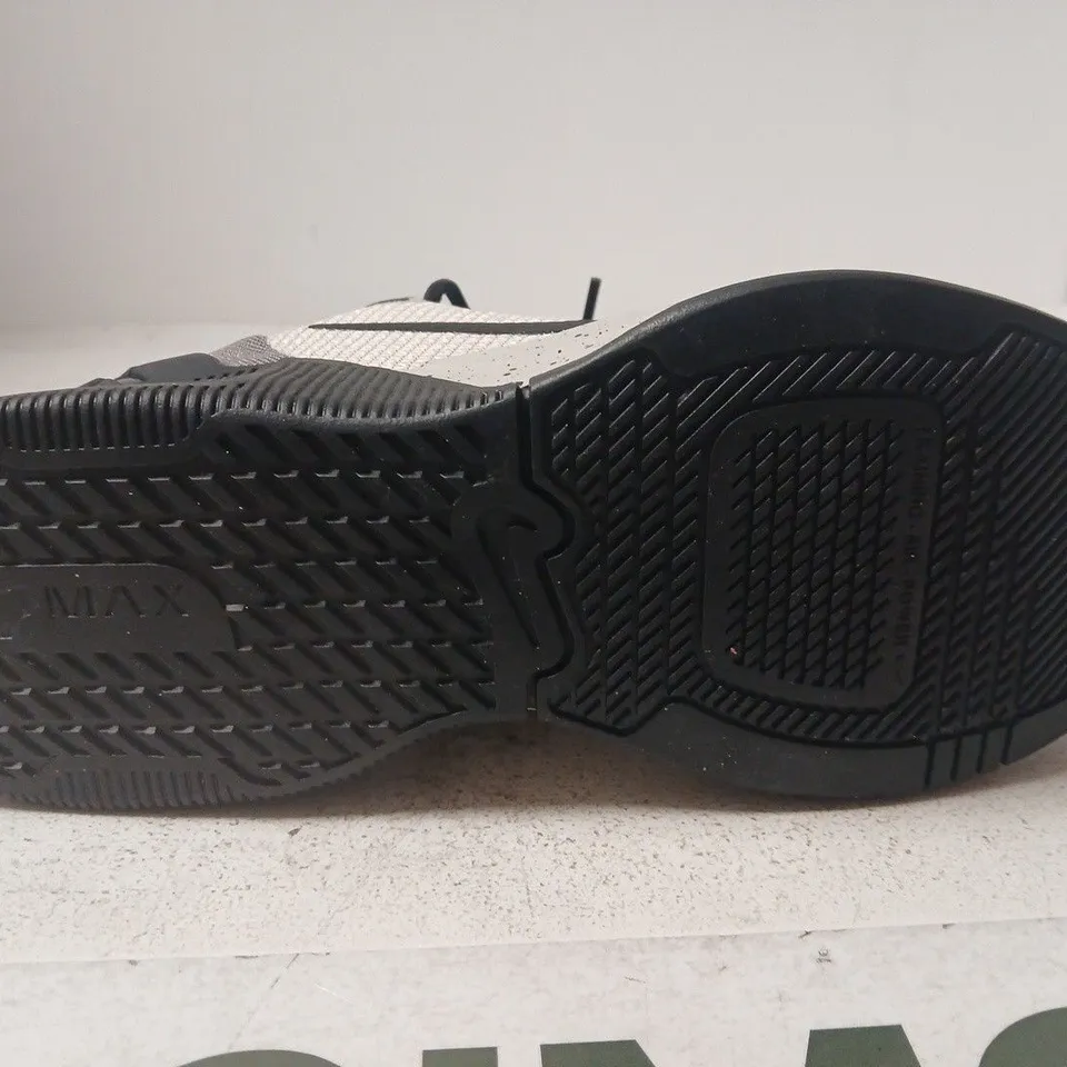 NIKE AIR MAX RUNNING SHOES – SIZE 7.5