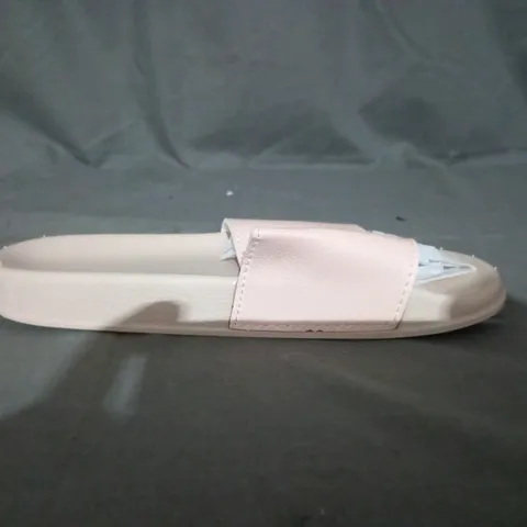 APPROXIMATELY 24 PAIRS OF PINK SLIPPERS IN VARIOUS SIZES TO INCLUDE SIZE 4