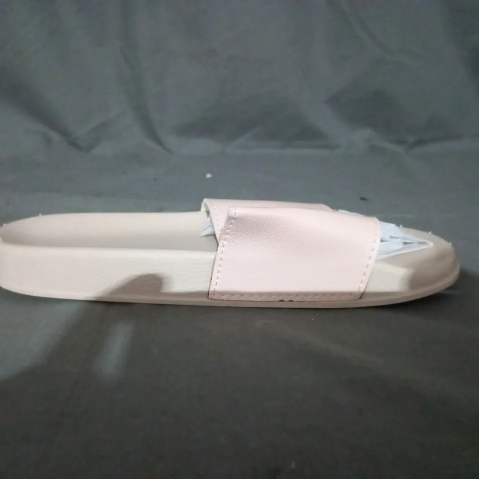 APPROXIMATELY 24 PAIRS OF PINK SLIPPERS IN VARIOUS SIZES TO INCLUDE SIZE 4
