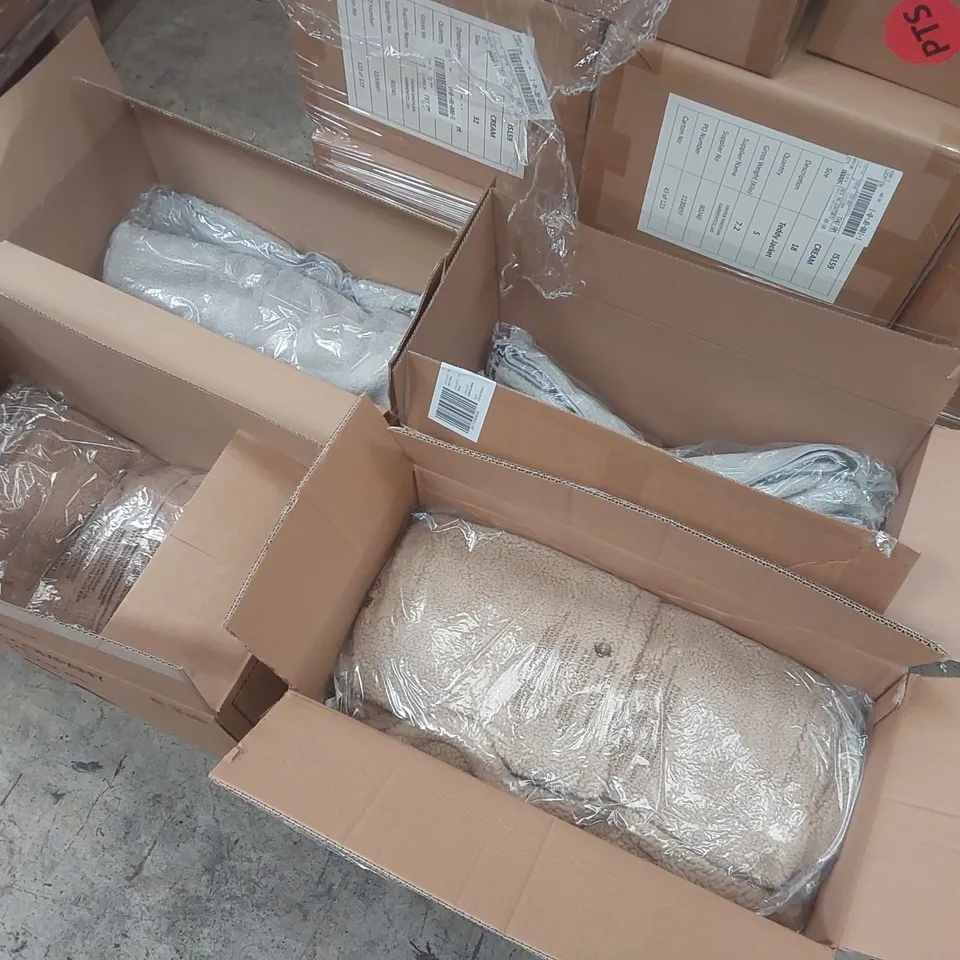 PALLET CONTAINING APPROXIMATELY 90x BRAND NEW ASSORTED DESIGNER CLOTHING ITEMS INCLUDING: SIMPLY BE JACKETS ECT