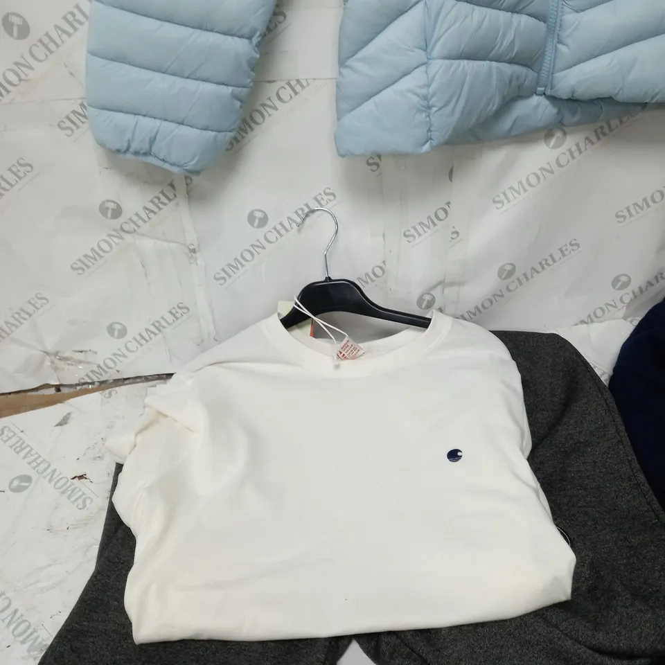 BOX OF ASSORTED CLOTHES APPROXIMATELY 10 TO INCLUDE JACKETS, JUMPERS, T-SHIRTS ETC 