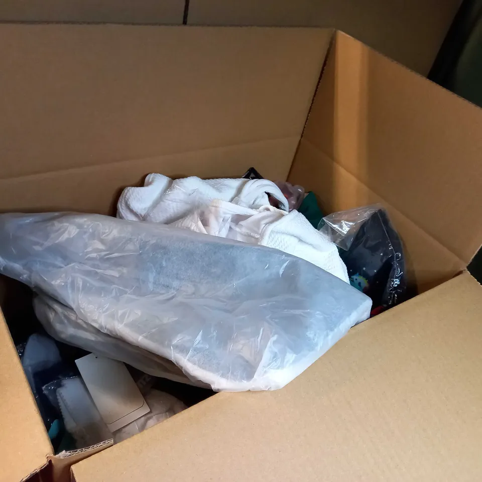 LOT OF APPROX. 15 ASSORTED CLOTHING ACCESSORIES  IN VARYING SIZES/COLOURS/STYLES TO INCLUDE: BRA'S, HAT, BAGS