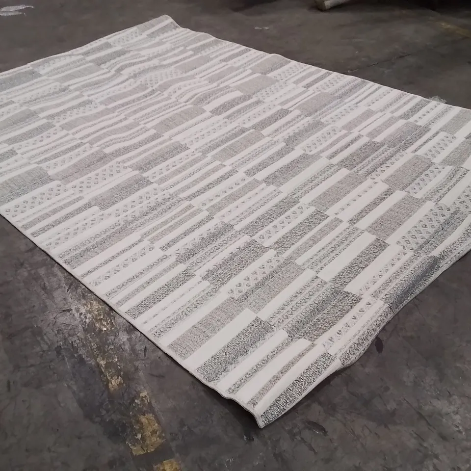 QUALITY DESIGNER AREA RUG - APPROXIMATELY 290X190CM