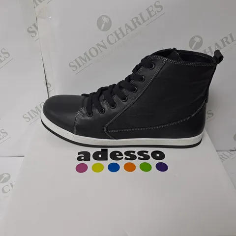 BOXED ADESSO BLACK ZIPPED BOOTS SIZE 7