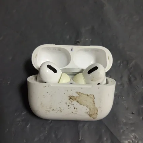 PAIR OF APPLE AIRPODS PRO 1ST GEN IN WHITE