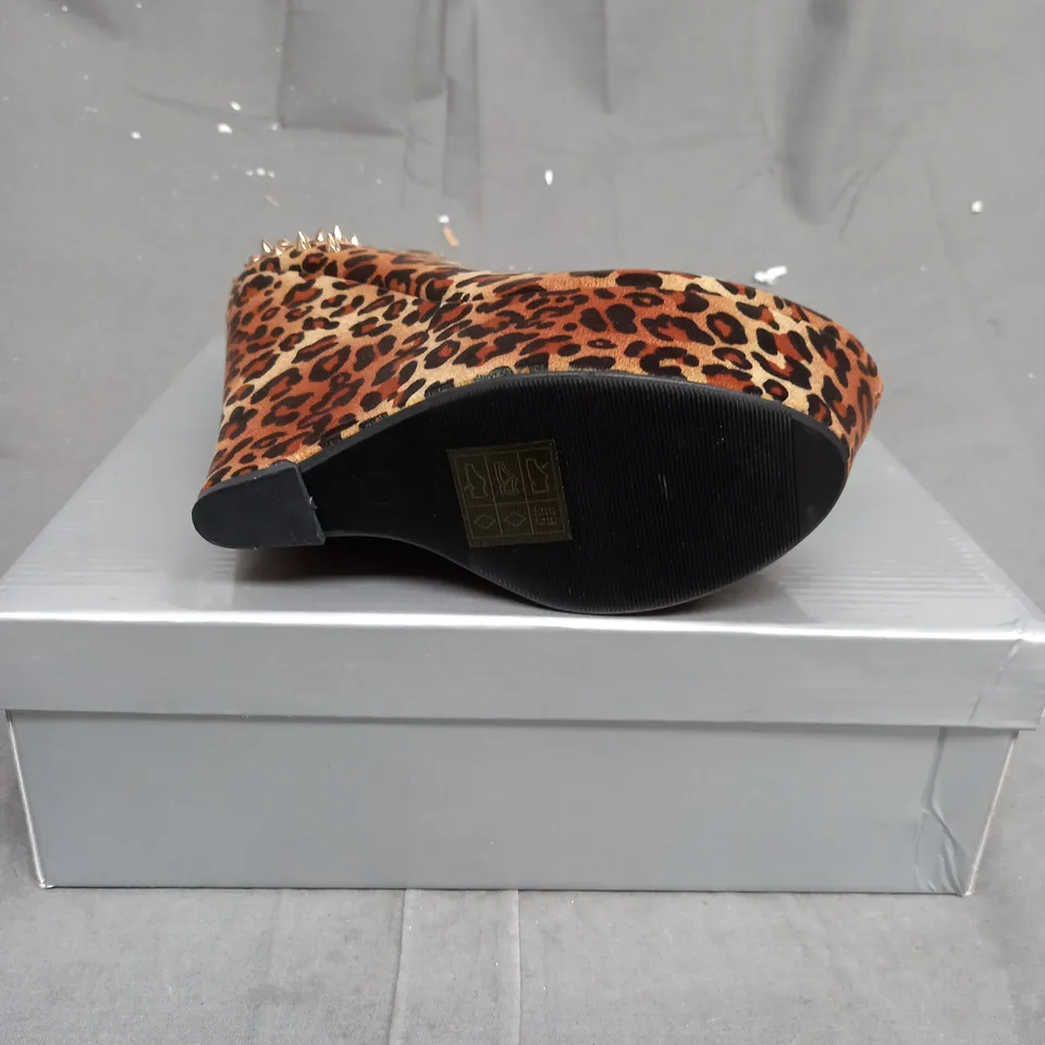 BOX OF APPROXIMATELY 14 BOXED LEOPARD PRINT ZIPPED WEDGED SHOES IN VARIOUS SIZES