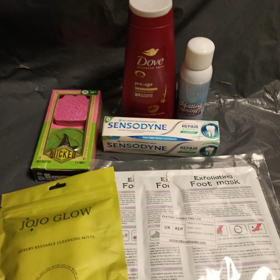 APPROXIMATELY 15 ASSORTED HEALTH & BEAUTY PRODUCTS TO INCLUDE BULL DOG FOOT MASK, SENSODYNE TOOTHPASTE, CLEANSING MITTS ETC