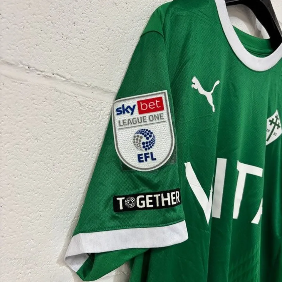 STOCKPORT COUNTY F.C LEAGUE ONE MATCH WORN THIRD KIT IN GREEN - UK L / BENONY BREKI ANDRESSON #22