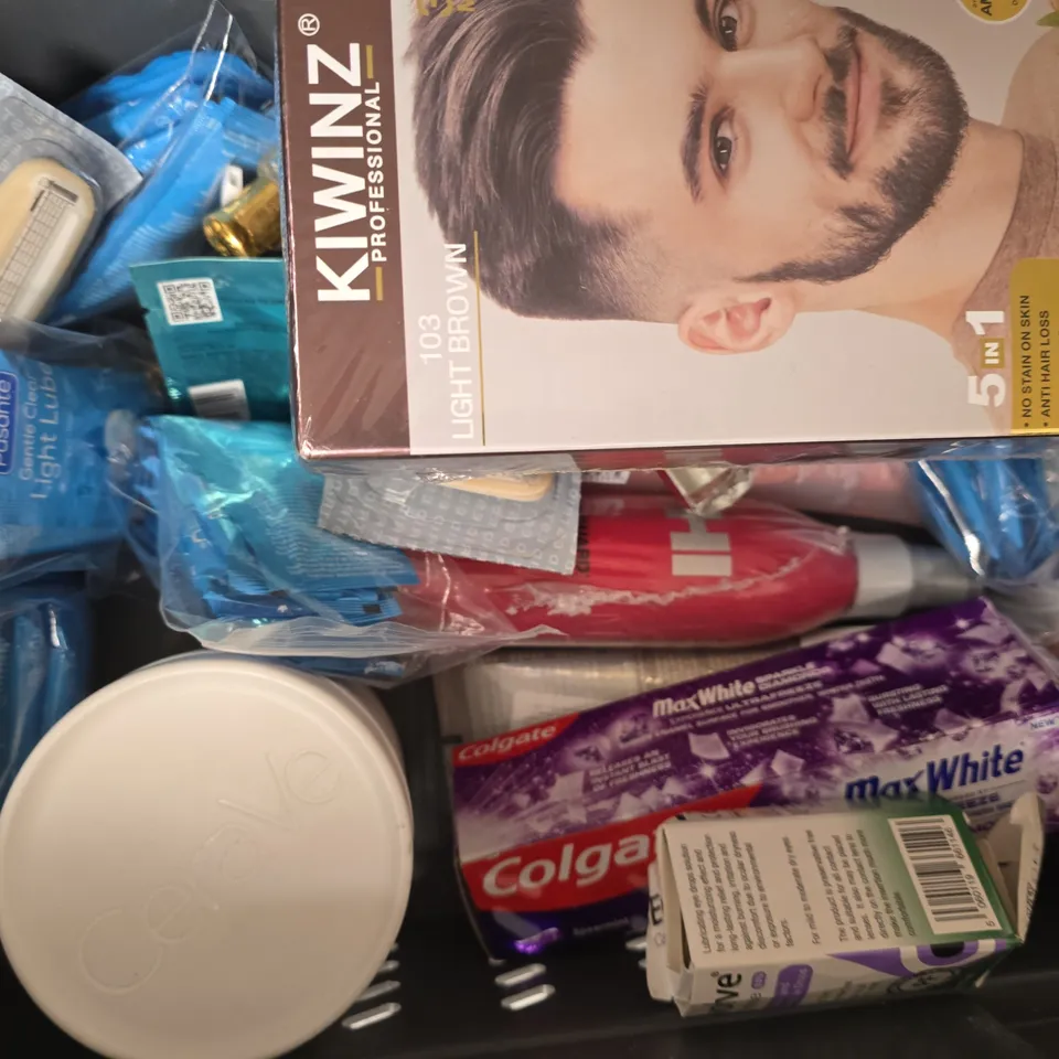 APPROXIMATELY 12 ASSORTED COSMETIC ITEMS INCLUDING VARIOUS MAKES AND BRANDS - COLLECTION ONLY