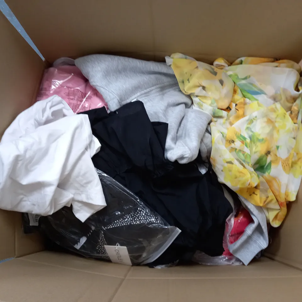LARGE QAUNTIITY OF ASSORTED CLOTHING ITEMS TO INCLUDE DRESSES, JEANS, SHIRTS, ETC