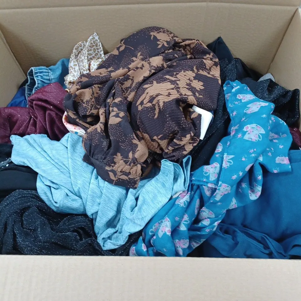 LARGE QUANTITY OF ASSORTED CLOTHING ITEMS TO INCLUDE ASOS, BOOHOO AND STRADIVARIUS