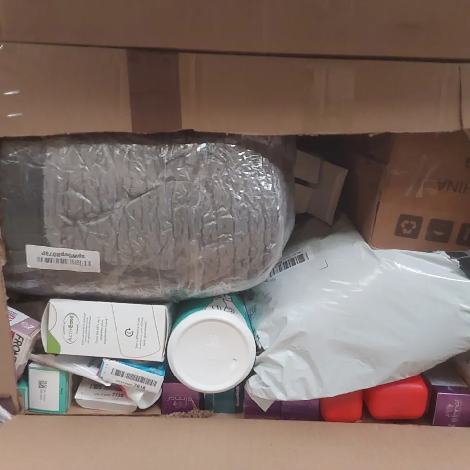 PALLET CONTAINING A VERY LARGE QUANTITY OF ASSORTED PET PRODUCTS