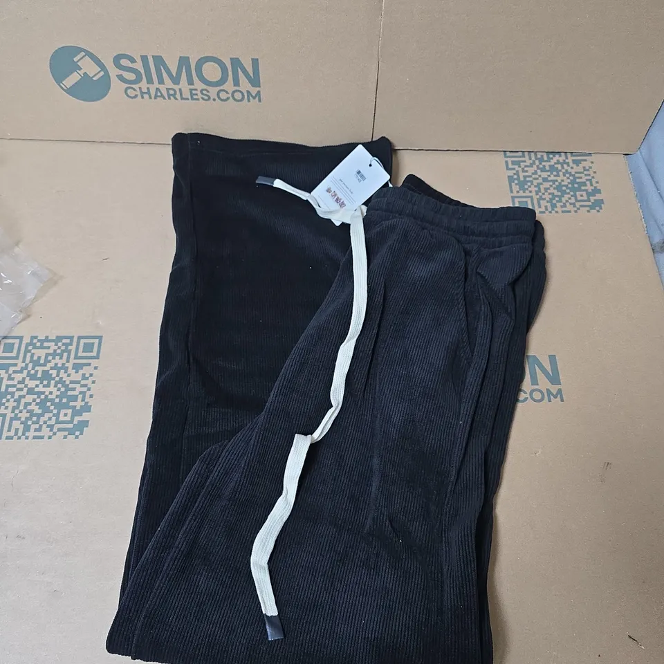 LARGE QUANTITY OF ASSORTED ITEMS TO INCLUDE COTTON JOGGERS, LEOPARD PRINT TOP, FLORAL T SHIRT IN VARIOUS SIZES - COLLECTION ONLY