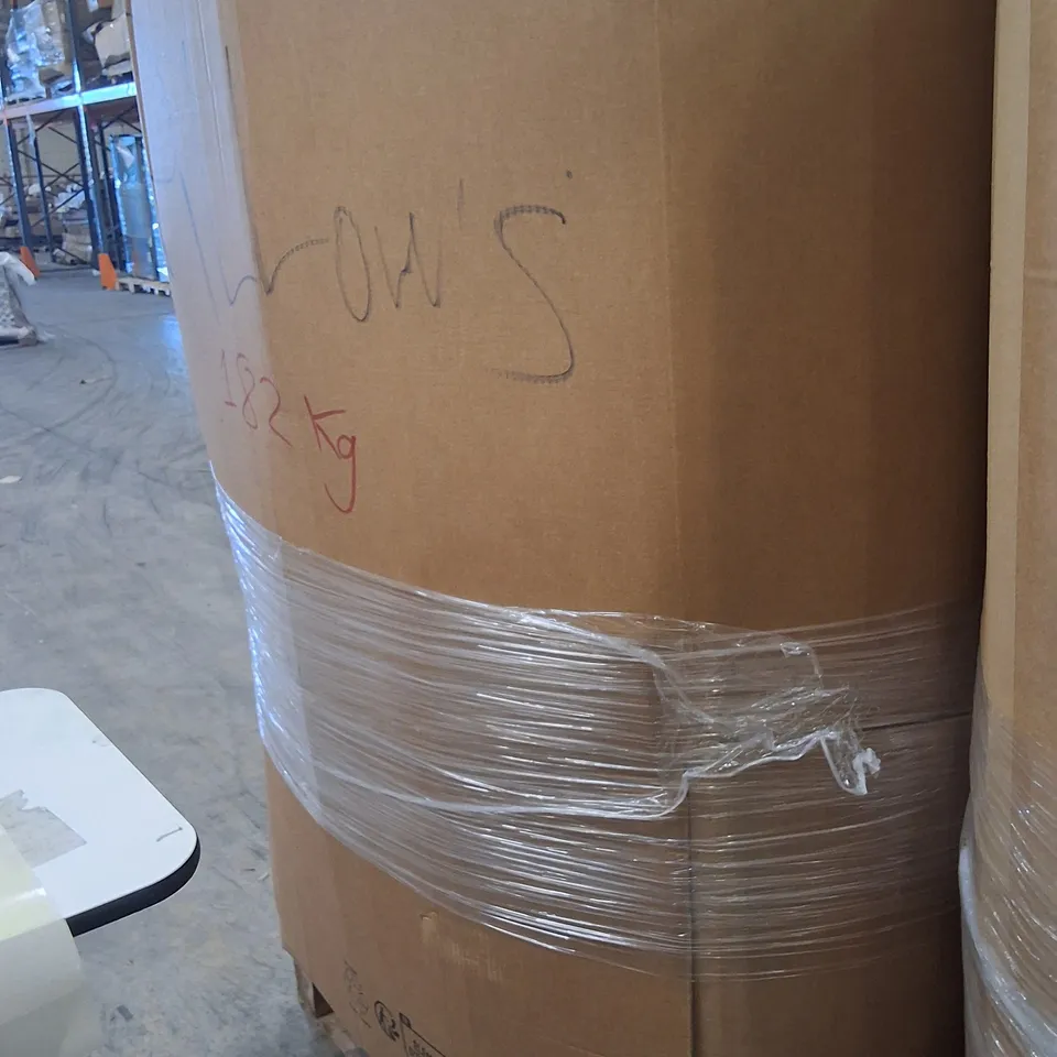 PALLET CONTAINING A LARGE QUANTITY OF PILLOWS
