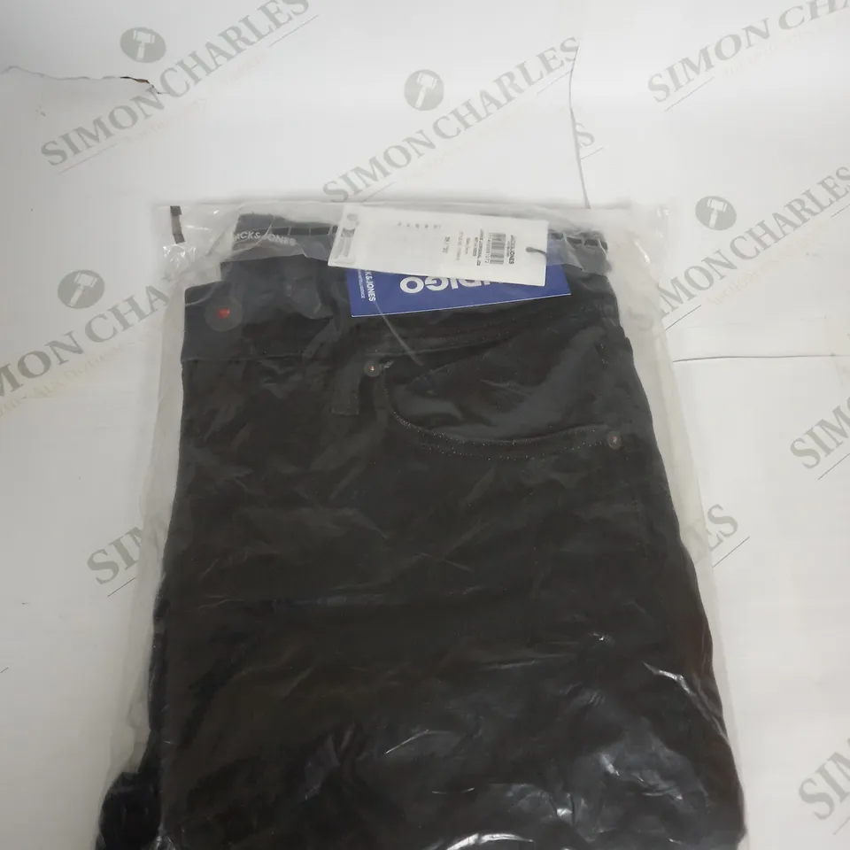 BAGGED JACK AND JONES DENIM JEANS SIZE W32