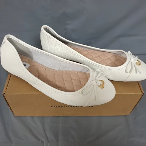 BOXED PAIR OF DUNE WHITE LEATHER CHARM TRIM BALLET SHOES - UK SIZE 7