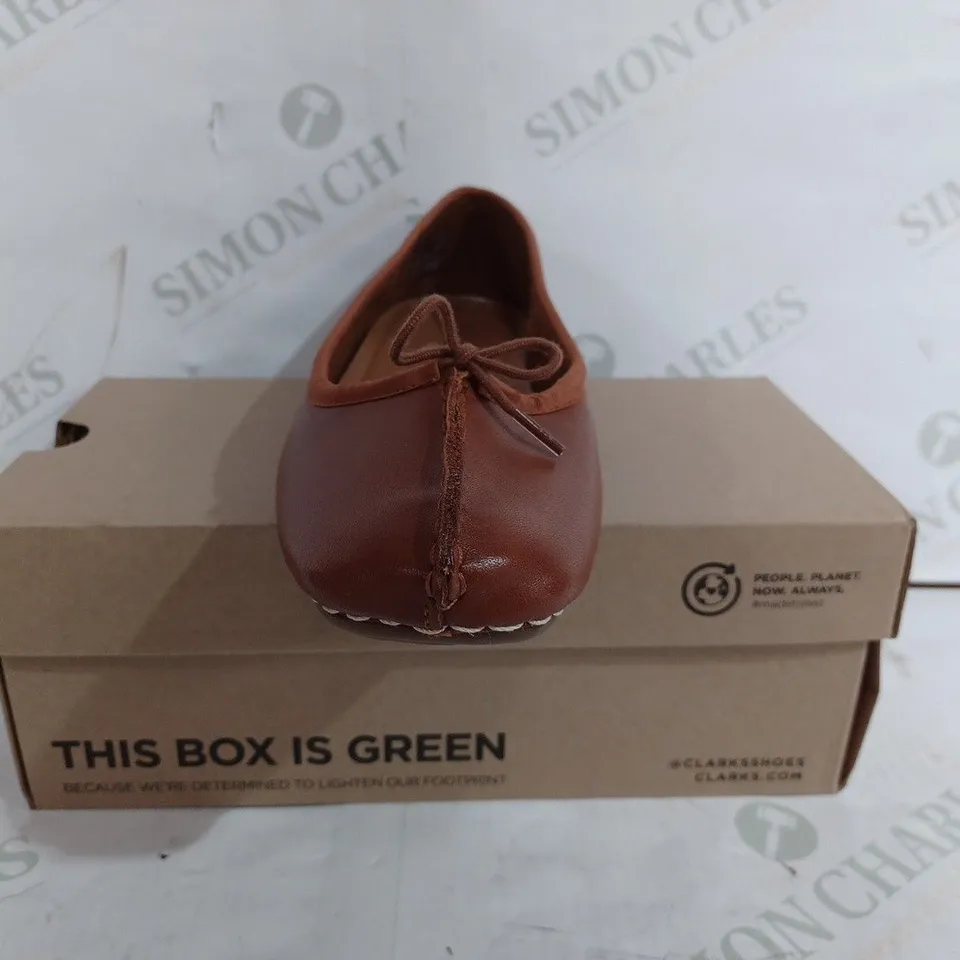 CLARKS FRECKLE ICE DARK TAN LEATHER IN BROWN - UK 4