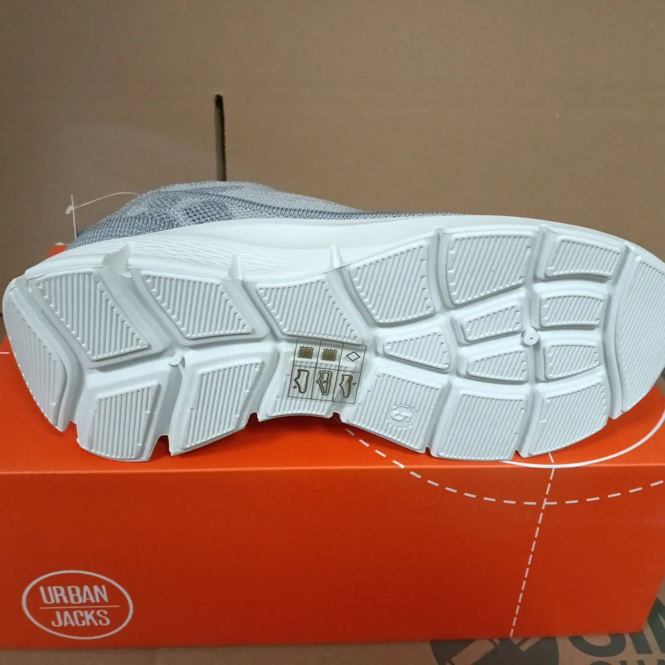 BOXED PAIR OF URBAN JACKS JAVELIN GREY TRAINERS – UK 5