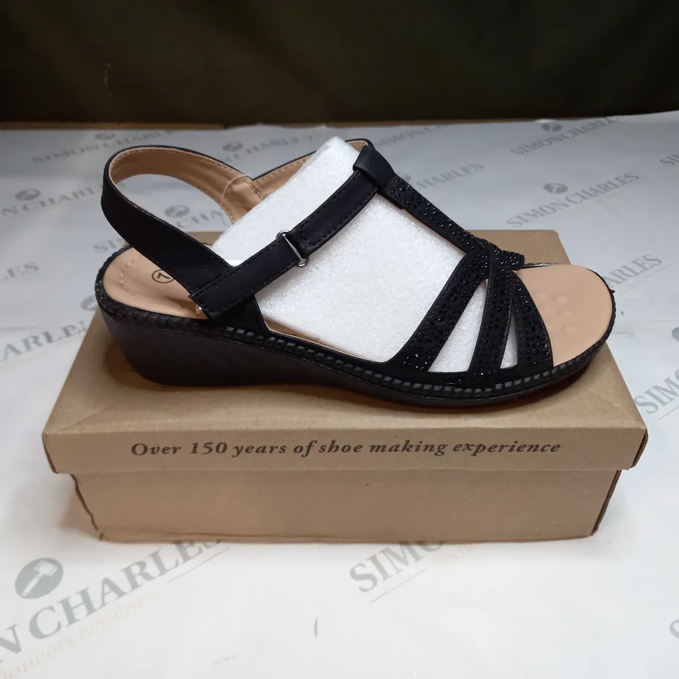 BOXED CUSHION WALK DIAMANTE TRIM SANDALS SIZE 7