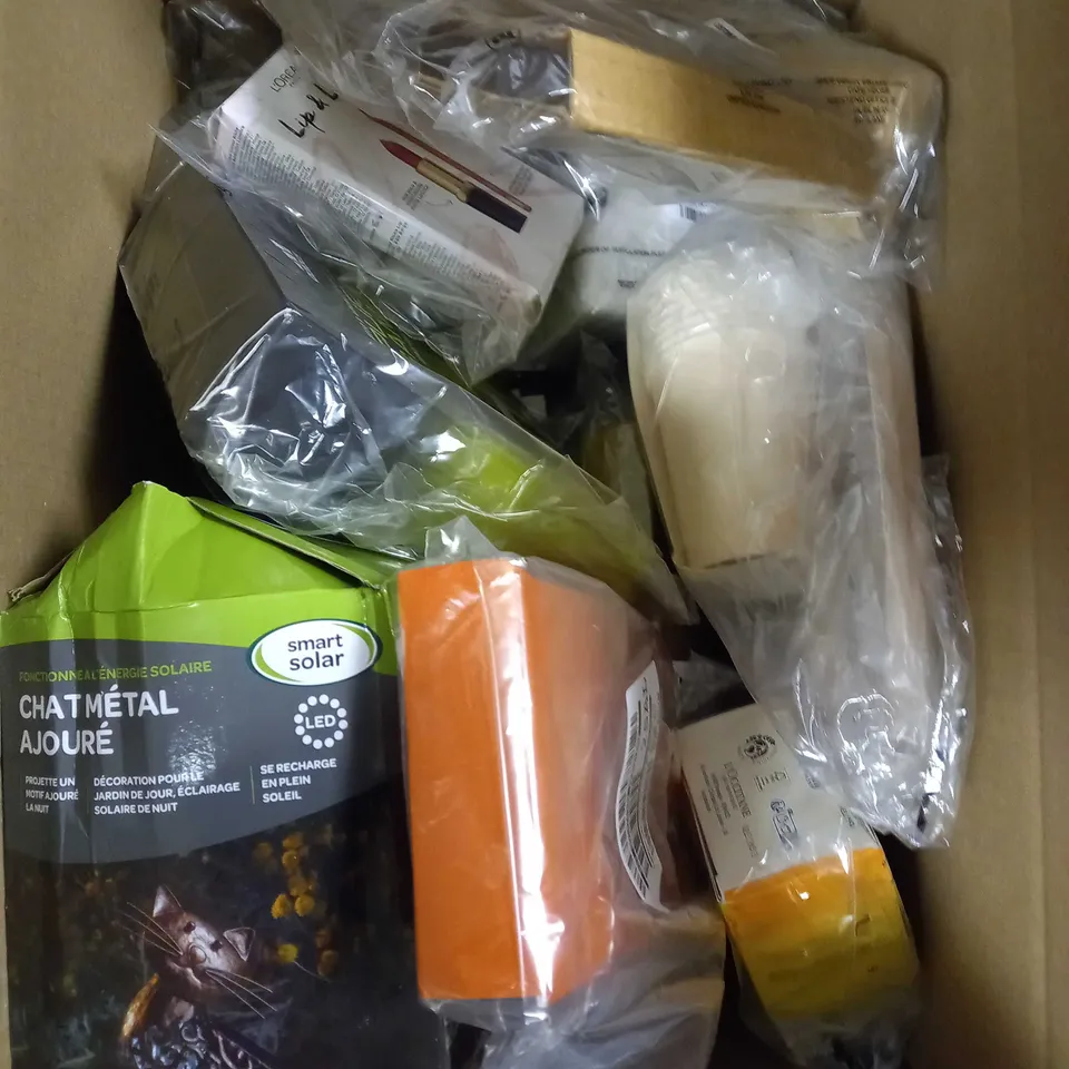 APPROXIMATELY 10 ASSORTED HOUSEHOLD/BEAUTY PRODUCTS TO INCLUDE SANCTUARY SPA, FALL GUYS TOY, SILHOUETTE CAT ETC 