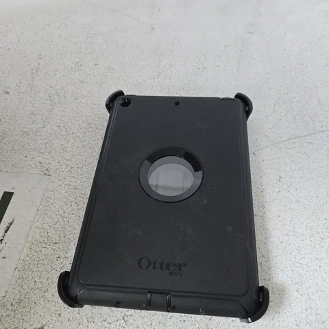 BOX OF APPROXIMATELY 8 X OTTER DEFENDER RUGGED TABLET CASE