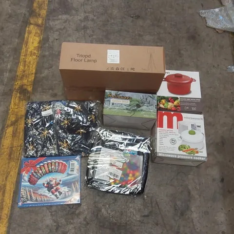 PALLET OF ASSORTED ITEMS INCLUDING: CHRISTMAS PUZZLES, GAME, MICROWAVE COOKING POTS, TRIPOD FLOOR LAMP, WOMEN'S CLOTHING, HALLOWEEN DECORATIONS CT