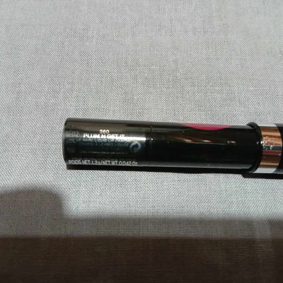 APPROXIMATELY 150 MARC JACOBS LIP GEL LIPSTICK – PLUM N GET IT 1.2G
