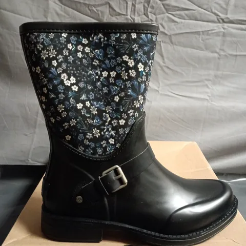BOXED PAIR OF UGG SIVADA BOOTS - UK SIZE 5.5
