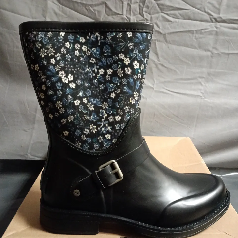 BOXED PAIR OF UGG SIVADA BOOTS - UK SIZE 5.5