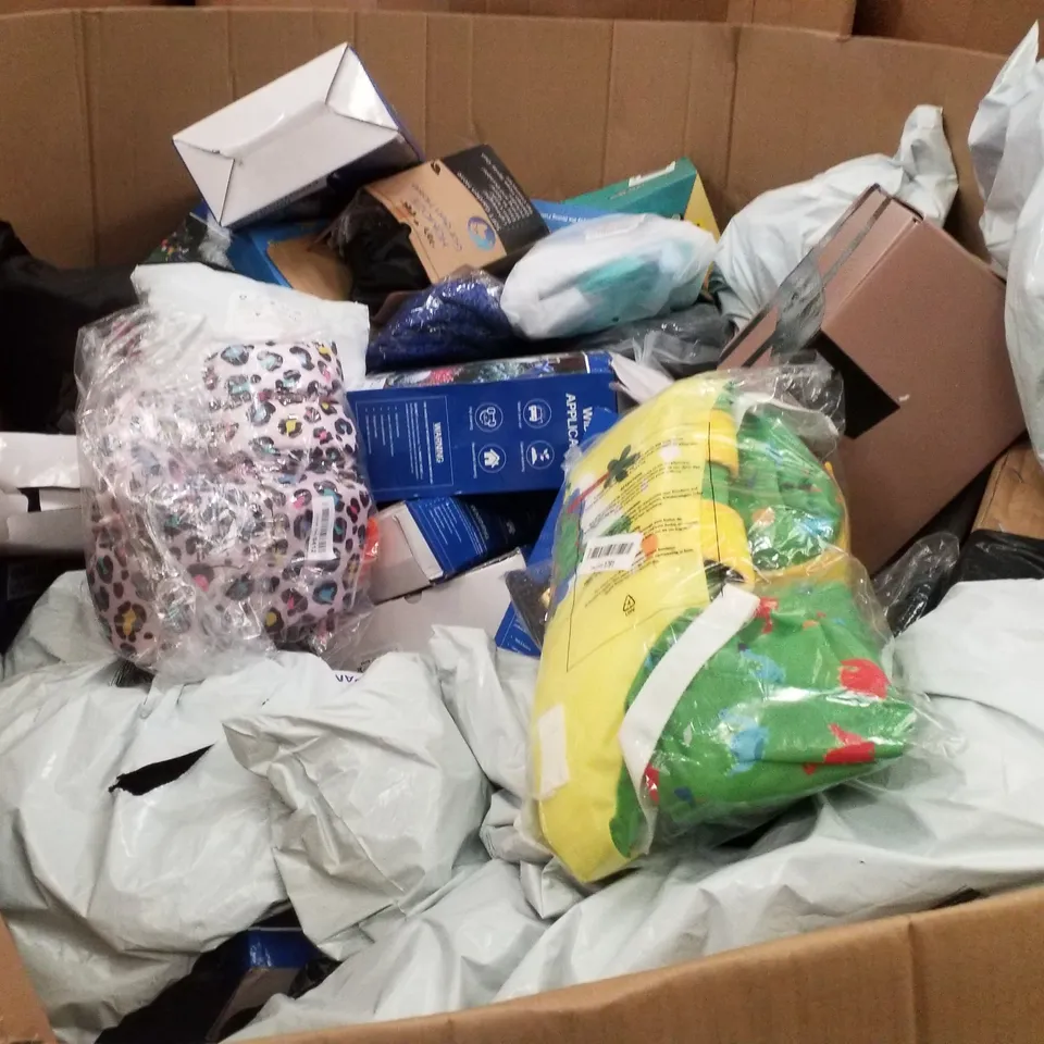 PALLET CONTAINING GARDEN HOSES & INFLATABLES