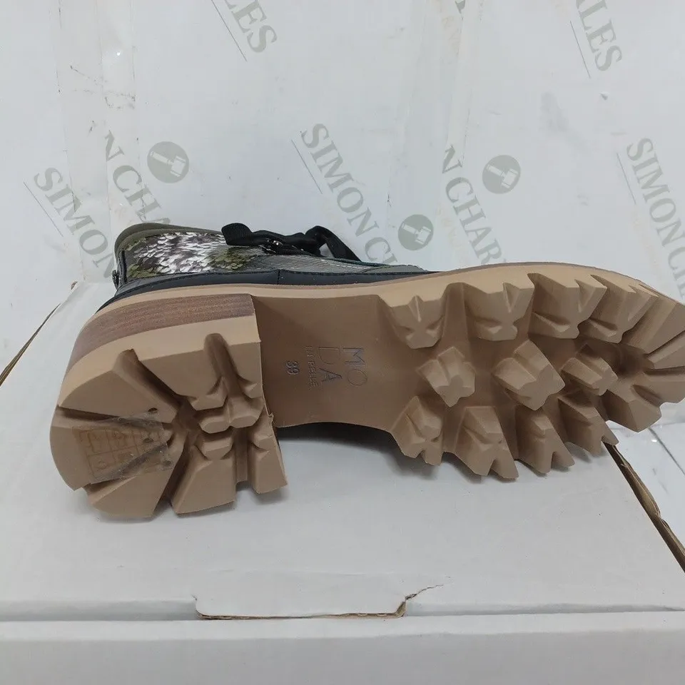 BOXED PAIR OF MODA IN PELLE CASSIDIE HIKING BOOTS IN KHAKI SIZE 6 