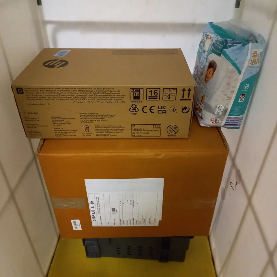 APPROXIMATELY 8 ASSORTED HOUSEHOLD PRODUCTS TO INCLUDE HP MONITOR, ASSORTED LIGHTS, HP TONER CARTRIDGE ETC - COLLECTION ONLY 