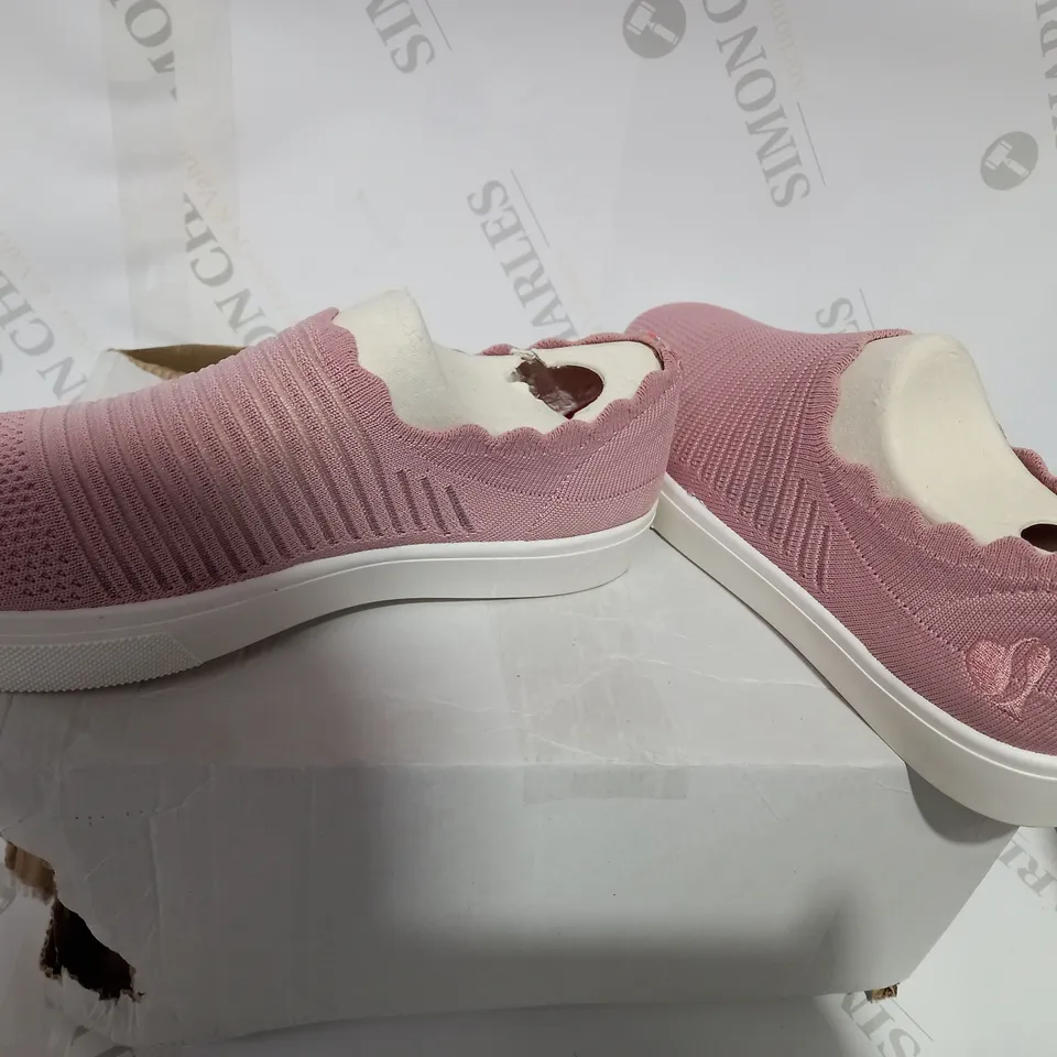 BOXED PAIR OF SKECHERS BLUSH TRAINERS - SIZE 5