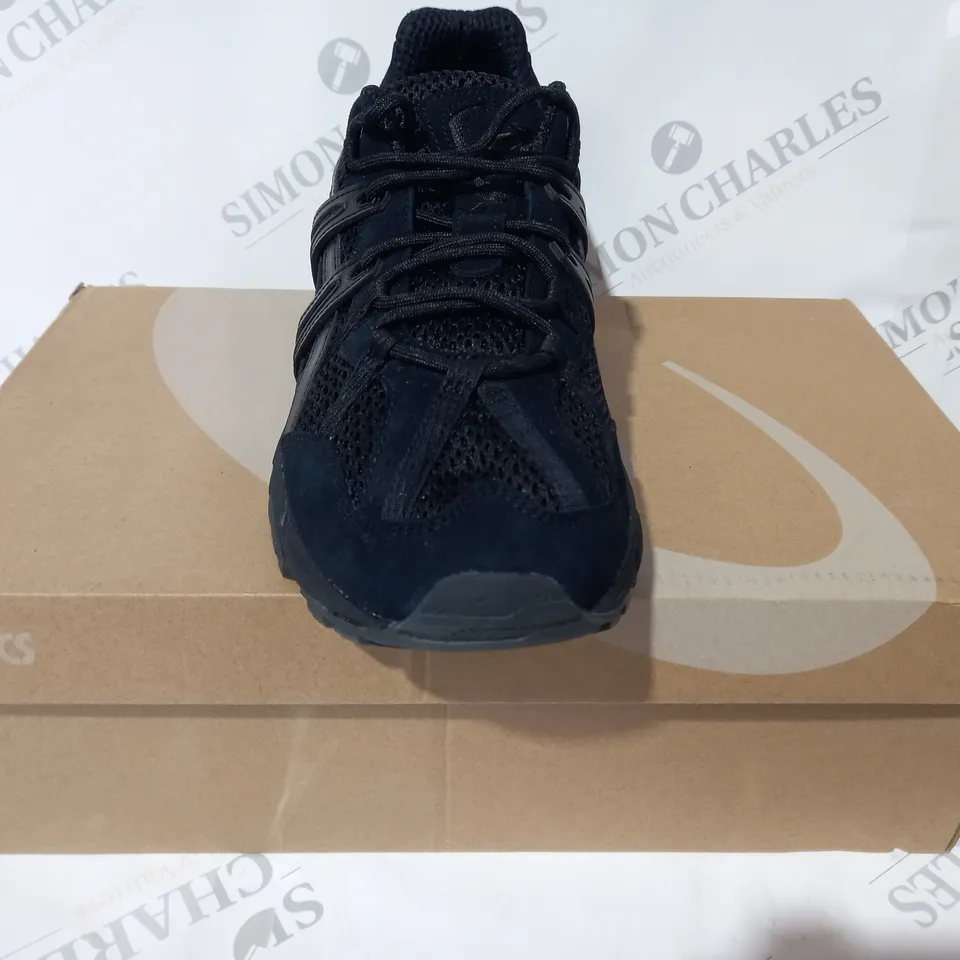 BOXED PAIR OF ASICS SHOES IN BLACK UK SIZE 10