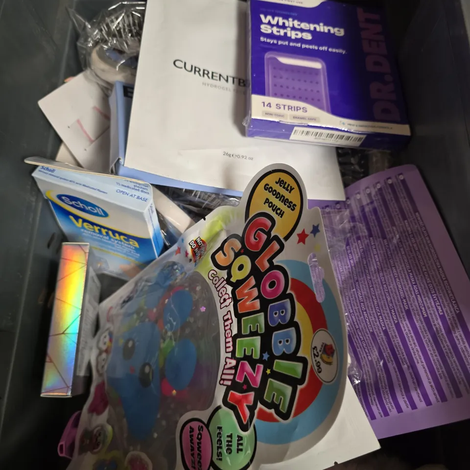 APPROXIMATEY 20 ASSORTED HEALTH AND BEAUTY PRODUCTS TO INCLUDE - AQUAFRESH LITTLE TEETH TOOTHPASTE - HAIRBRUSHES AND DR.MELAXIN PEEL SHOT