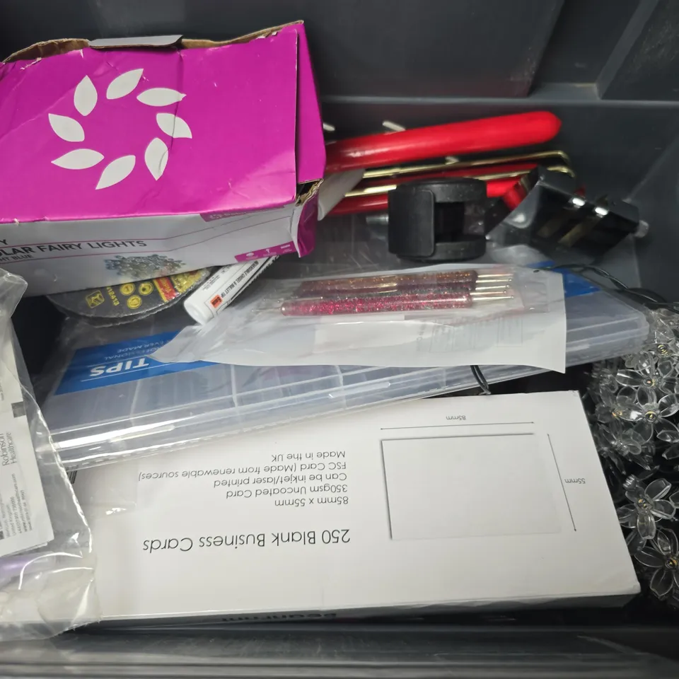 APPROXIMATELY 12 ASSORTED HOUSEHOLD ITEMS TO INCLUDE SOLAR FAIRY LIGHTS, CLUTCH LOCK, CISIVIS CUTTING WHEEL, ETC