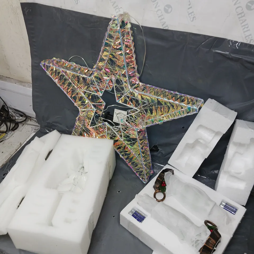 CAGE OF APPROXIMATELY 10 ASSORTED HOUSEHOLD ITEMS TO INCLUDE - 2 RESIN CHAMBER CNADLE STICKS, PRELIT WIRE STAR, AND GLASS TREE WITH CHARMS ETC. 